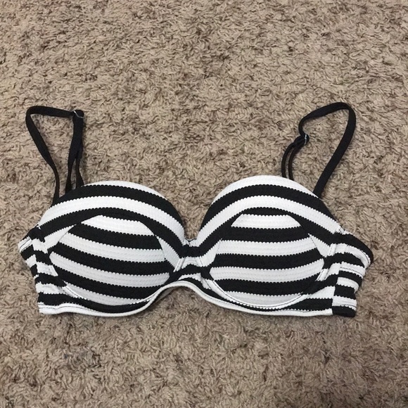 Various bathing suit tops and one bottom piece - Picture 4 of 5